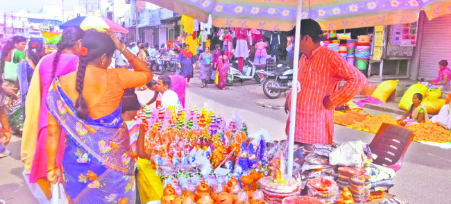 మార్కెట్లో కొనుగోళ్ల సందడి4