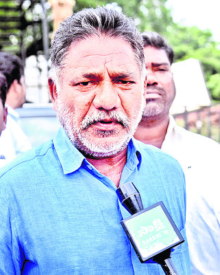 మీడియా గొంతు నొక్కడం అప్రజాస్వామికం1