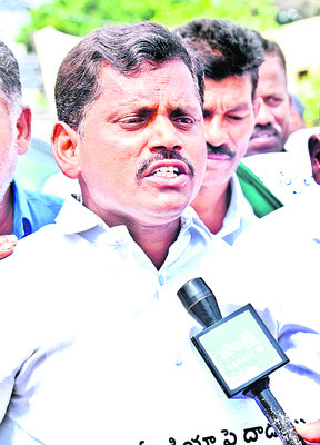 మీడియా గొంతు నొక్కడం అప్రజాస్వామికం2