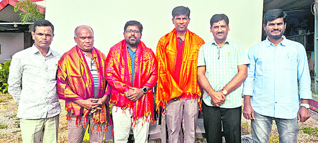 మా సమస్యలు ప్రభుత్వం దృష్టికి తీసుకెళ్లండి
2