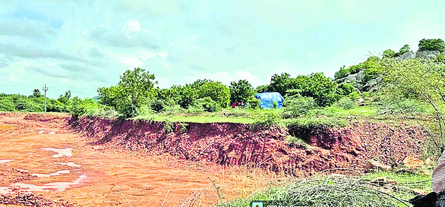 కొండలు కరిగించి.. గ్రావెల్ దోచేసి1