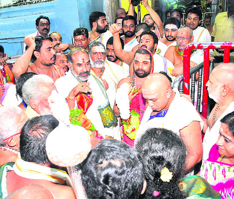 రాజన్నను దర్శించుకున్న శృంగేరి పీఠాధిపతి1