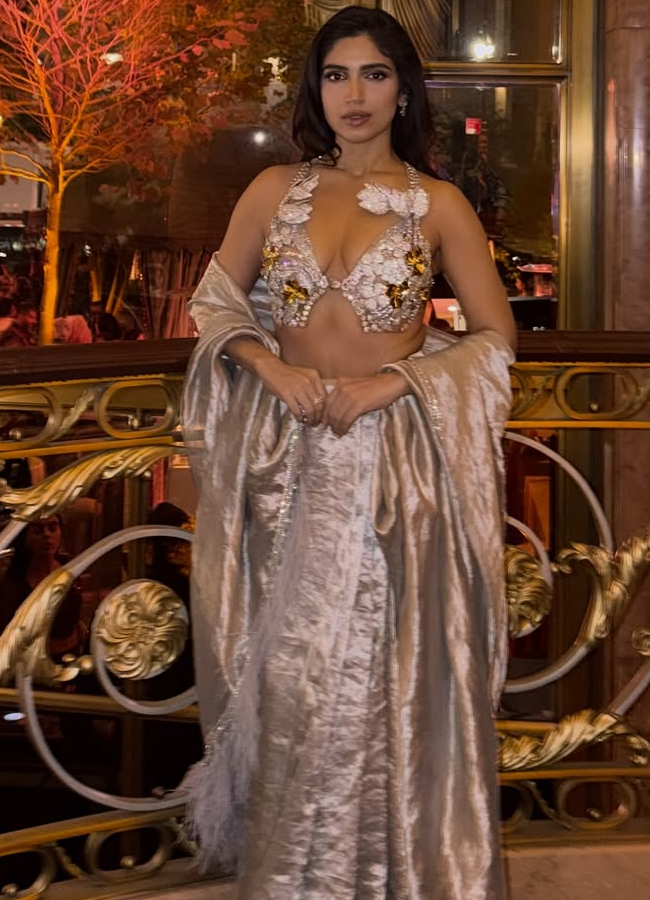 Bollywood actress Bhumi Pednekar celebrated the festival with enthusiasm.12