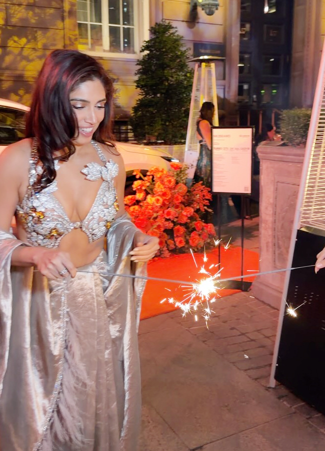 Bollywood actress Bhumi Pednekar celebrated the festival with enthusiasm.13