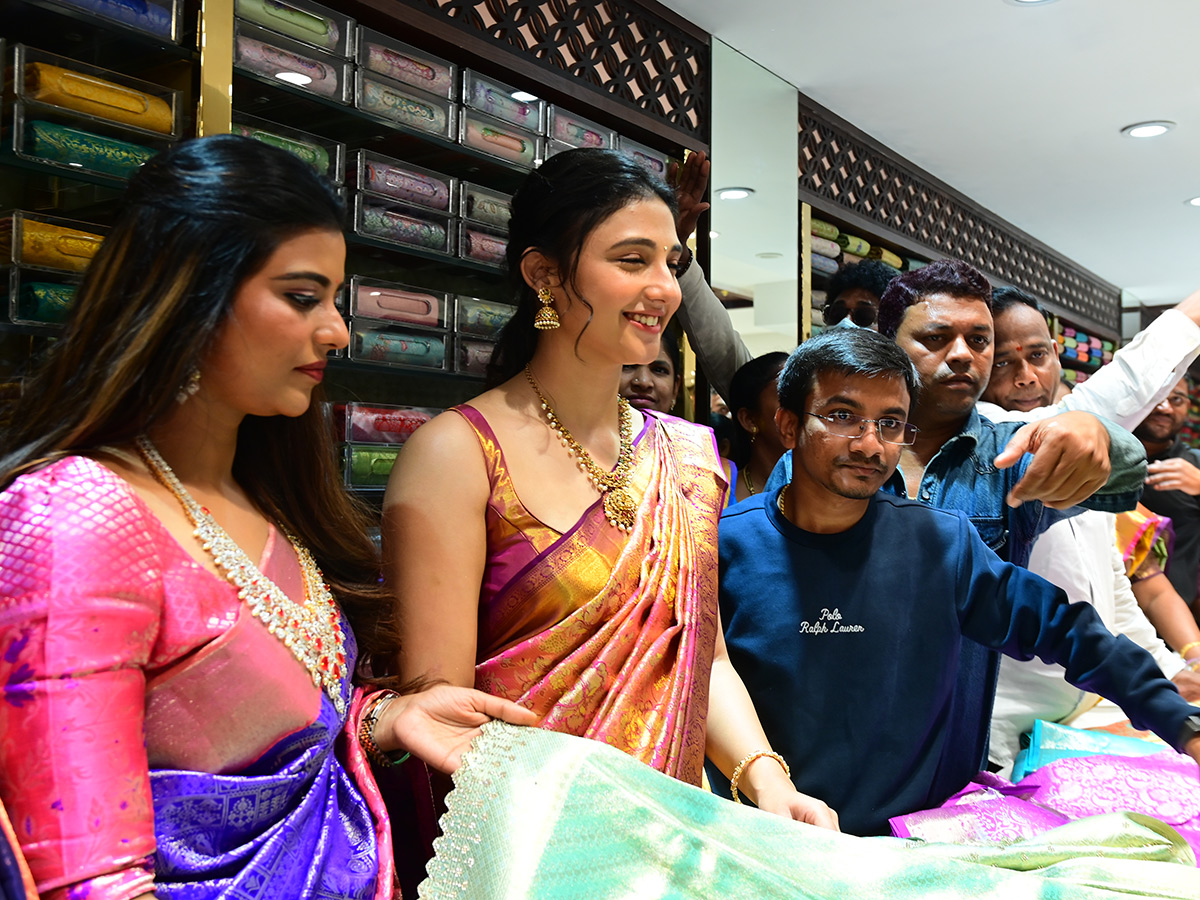Tollywood Actress Ritika Nayak And Aishwarya Rajesh in Guntakal12