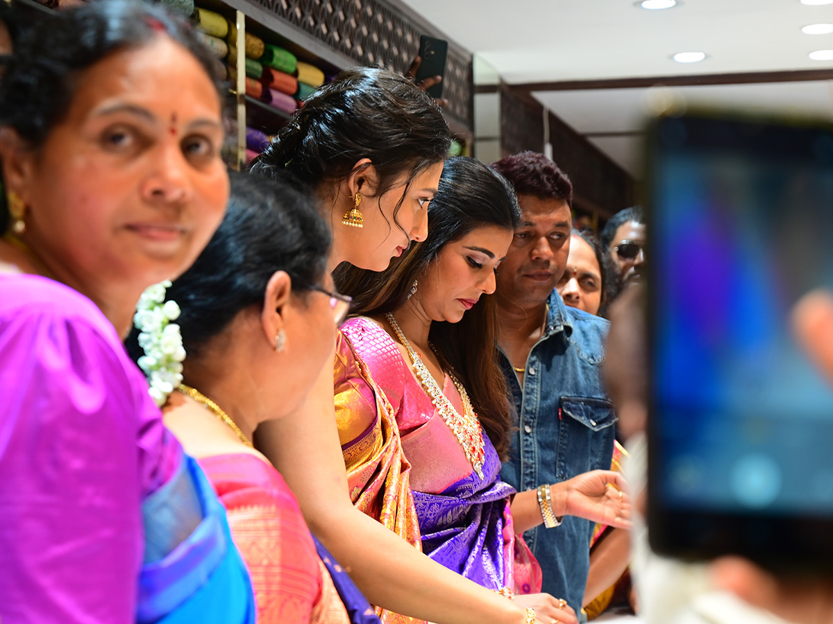 Tollywood Actress Ritika Nayak And Aishwarya Rajesh in Guntakal13