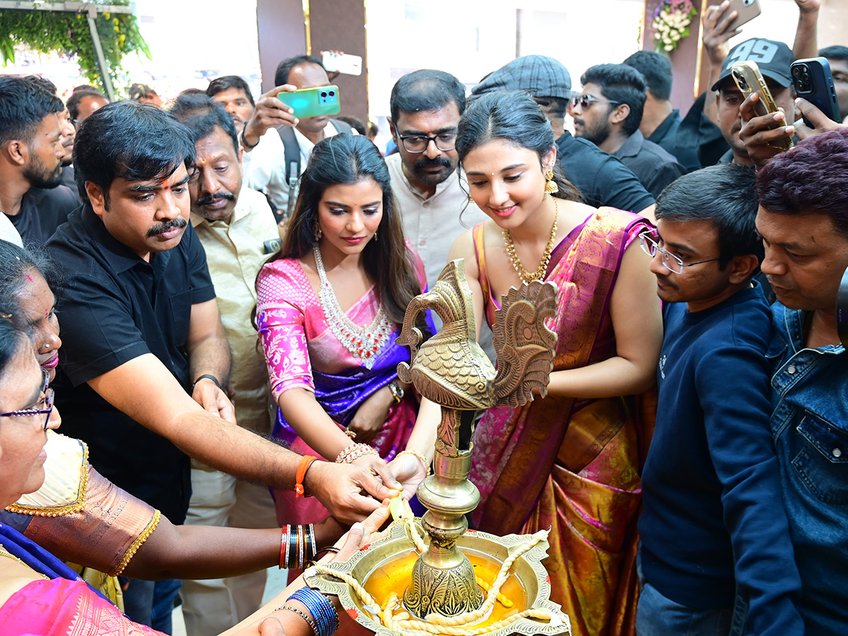 Tollywood Actress Ritika Nayak And Aishwarya Rajesh in Guntakal15