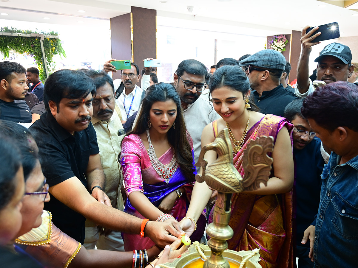 Tollywood Actress Ritika Nayak And Aishwarya Rajesh in Guntakal16