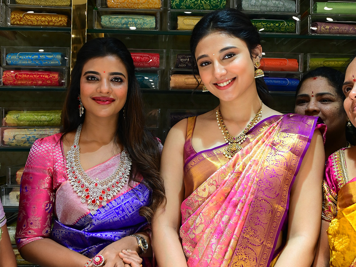 Tollywood Actress Ritika Nayak And Aishwarya Rajesh in Guntakal3