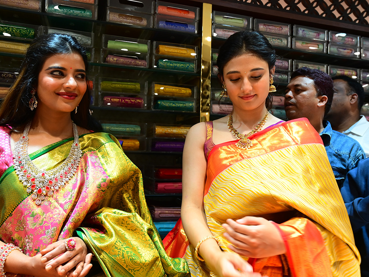 Tollywood Actress Ritika Nayak And Aishwarya Rajesh in Guntakal6