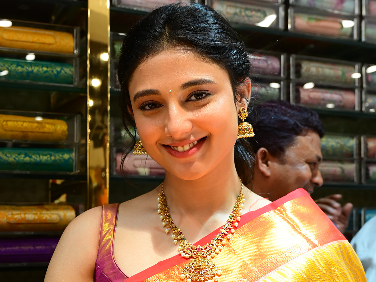 Tollywood Actress Ritika Nayak And Aishwarya Rajesh in Guntakal8
