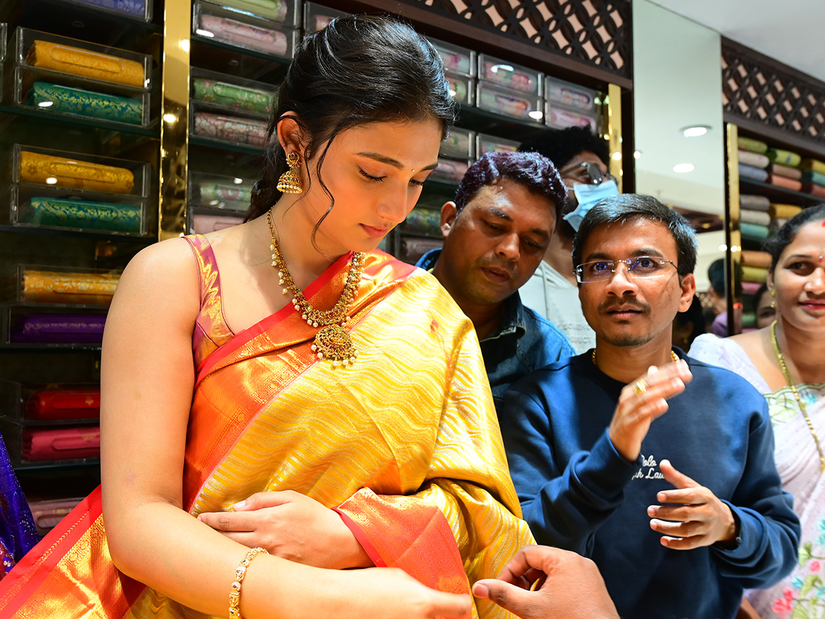 Tollywood Actress Ritika Nayak And Aishwarya Rajesh in Guntakal9
