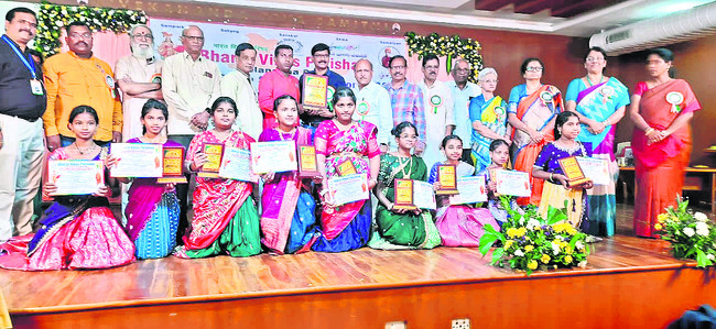రాష్ట్రస్థాయి బృంద గీతాల పోటీల్లో ప్రతిభ1