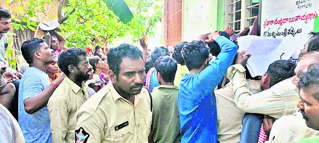 యూరియా కోసం రైతుల కుమ్ములాట 1