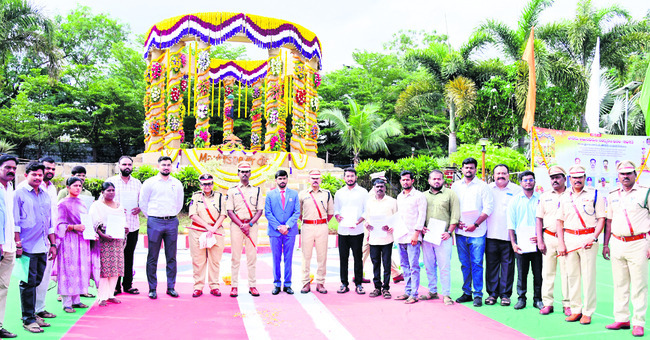 అమరు వీరుల త్యాగాలే స్ఫూర్తి 1