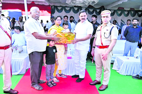 అమర వీరుల కుటుంబాలకు భరోసా కల్పించాలి 1
