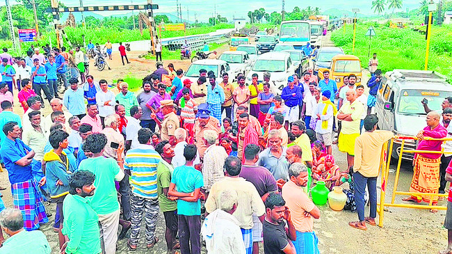 తాగునీటి కోసం రాస్తారోకో 1
