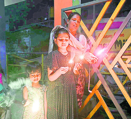 ఇంటింటా మిన్నంటిన సంబరాలు 1