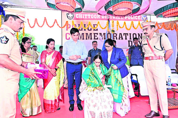 పోలీసుల త్యాగాలు చిరస్మరణీయం 1