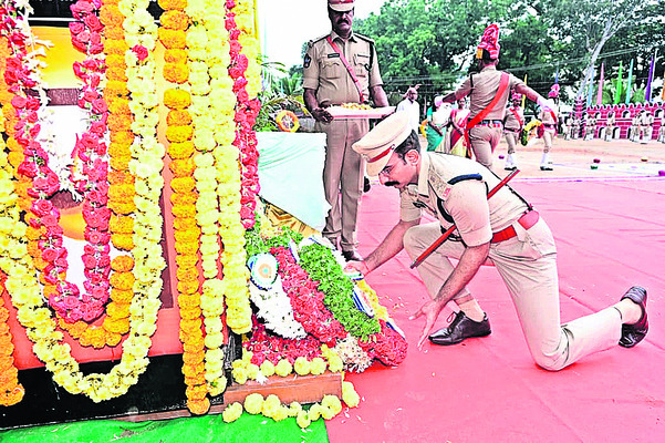 పోలీసుల త్యాగాలు చిరస్మరణీయం 2