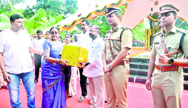పోలీసు అమరవీరుల త్యాగాలు చిరస్మరణీయం1