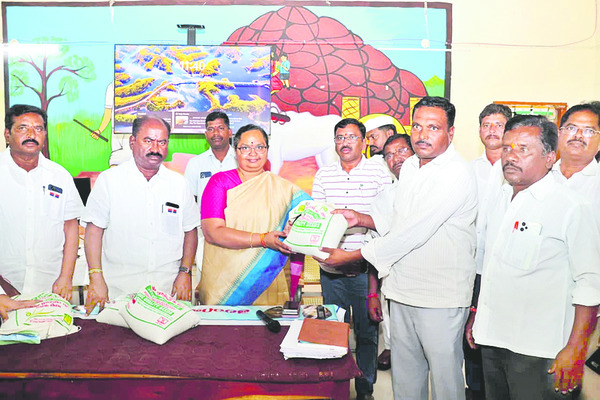 కలెక్టర్ ఇంట్లో ఆత్మీయ అతిథులు 1