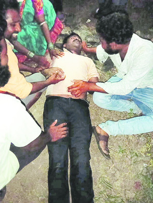 అంత్యక్రియలకు వెళ్లి స్నానం చేస్తుండగా.. 1