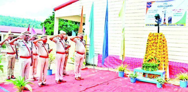పోలీసు అమరవీరుల సేవలు మరువలేనివి1