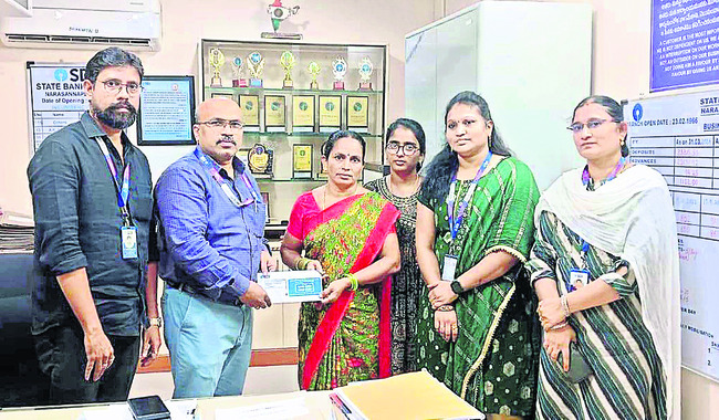 రూ.50 లక్షల బీమా అందజేత 3