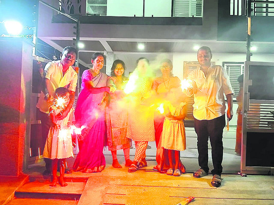 ఘనంగా వెలుగుల పండుగ1