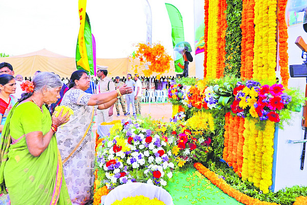 పోలీసు అమరవీరుల త్యాగాలను స్మరించుకోవాలి 1