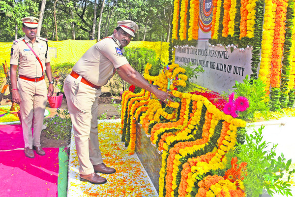 పోలీస్ అమరుల త్యాగాలు మరువలేనివి1