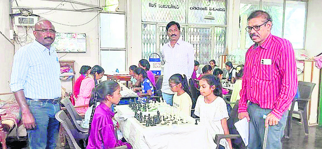 దుబాయ్ వ్యాపారులతో సమీక్ష2