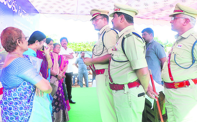పోలీసుల త్యాగాలు వెలకట్టలేనివి 1