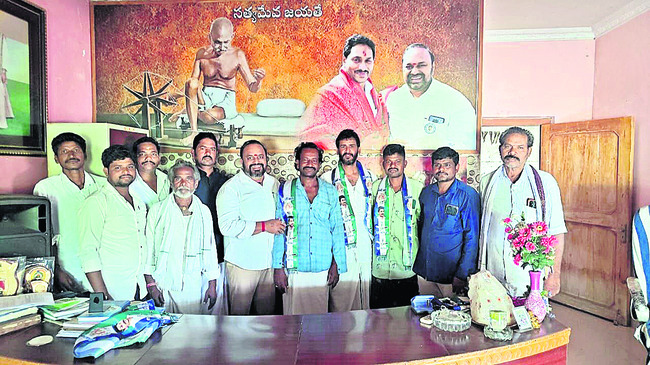 రూ.50 లక్షల బీమా అందజేత 1