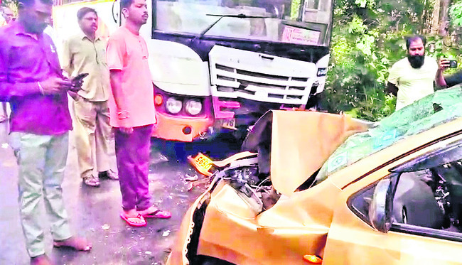 శ్రీశైలం ఘాట్‌లో బస్సు, కారు ఢీ 1