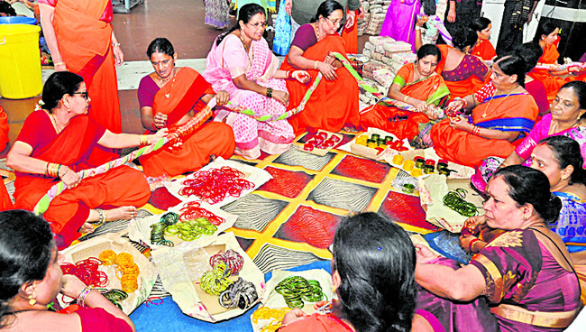 దుర్గమ్మకు రేపు గాజుల అలంకరణ 1
