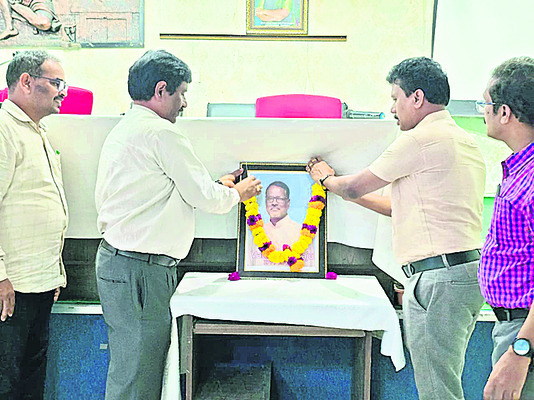 మూగబోయిన ఆత్మీయ పలకరింపు 
1