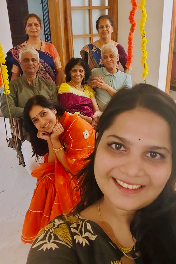 Anchor Rashmi Gautam Diwali Celebrations With Family Photos2
