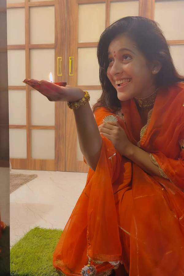Anchor Rashmi Gautam Diwali Celebrations With Family Photos11