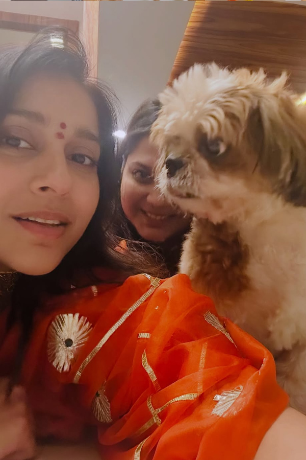Anchor Rashmi Gautam Diwali Celebrations With Family Photos3