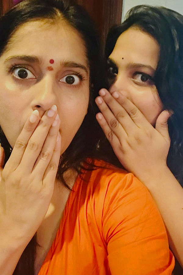 Anchor Rashmi Gautam Diwali Celebrations With Family Photos4