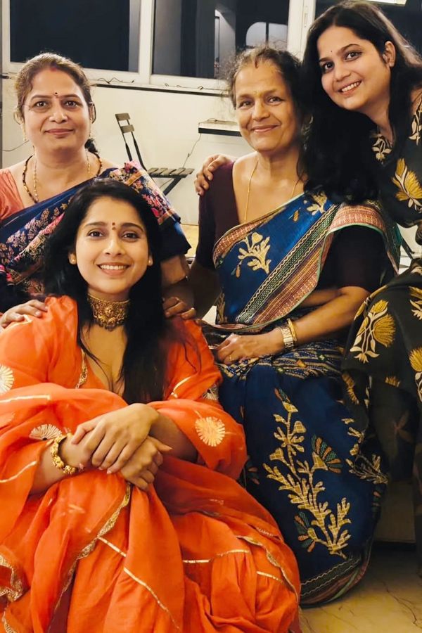 Anchor Rashmi Gautam Diwali Celebrations With Family Photos7
