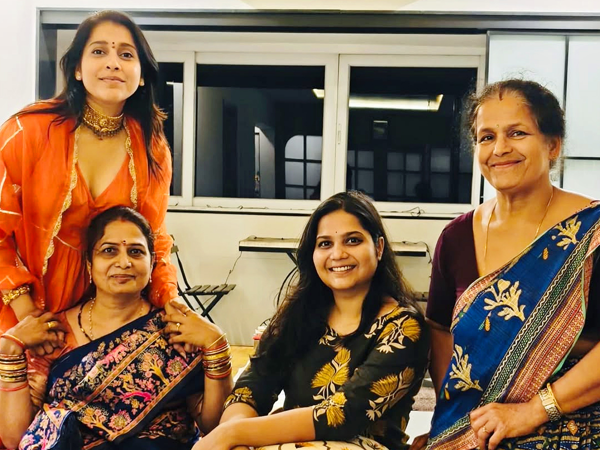 Anchor Rashmi Gautam Diwali Celebrations With Family Photos8