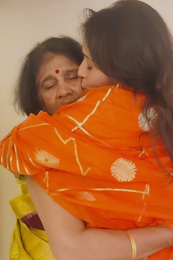 Anchor Rashmi Gautam Diwali Celebrations With Family Photos9