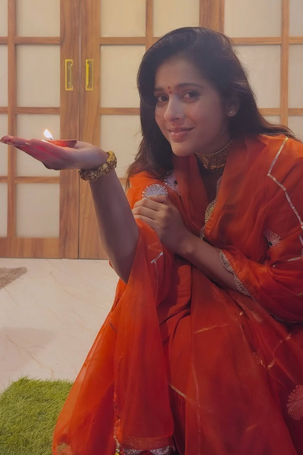 Anchor Rashmi Gautam Diwali Celebrations With Family Photos10
