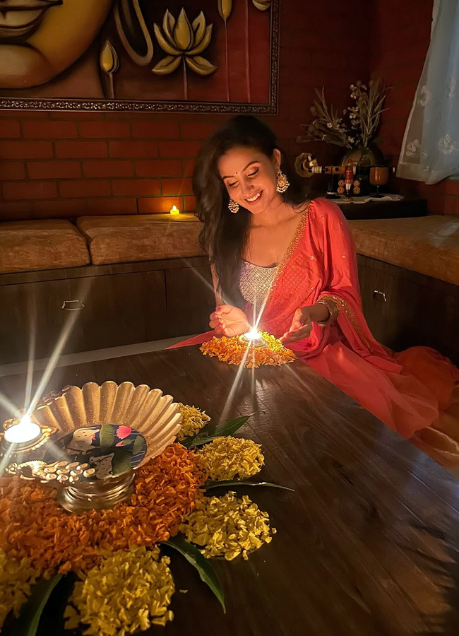 Baby movie heroine Vaishnavi Chaitanya, Deepika Pilli during Diwali celebrations.. Photos18