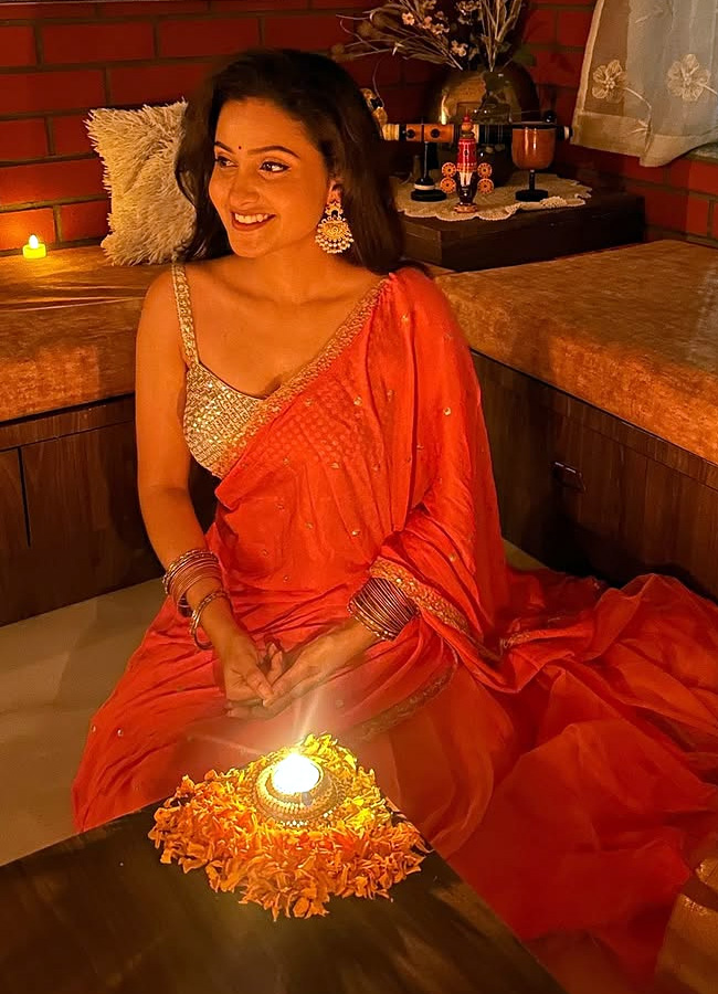 Baby movie heroine Vaishnavi Chaitanya, Deepika Pilli during Diwali celebrations.. Photos8