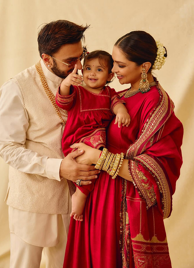 Deepika Padukone And Ranveer Singh Reveal Daughter Duas Face In Diwali Celebration4