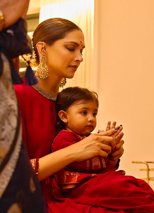 Deepika Padukone And Ranveer Singh Reveal Daughter Duas Face In Diwali Celebration5